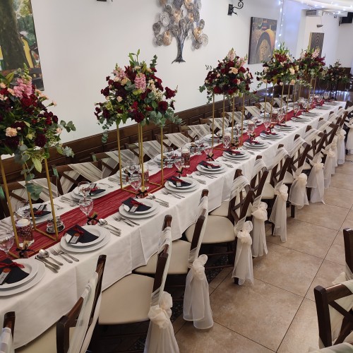 Kr&eacute;msz&iacute;nű masni, bord&oacute; asztalk&ouml;z&eacute;p &eacute;s rengeteg vir&aacute;g