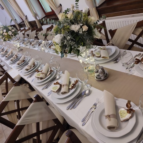 B&eacute;zs sz&iacute;n az &eacute;tteremben sz&eacute;khuzat n&eacute;lk&uuml;l