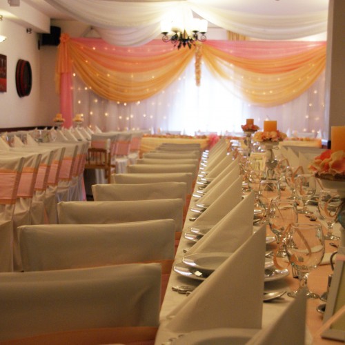 Barack - r&oacute;zsasz&iacute;n dekor&aacute;ci&oacute; az &eacute;tteremben